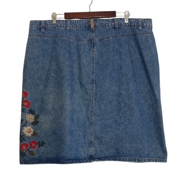 Vintage Jean Skirt Womens 1X Blue Denim Red Embroidered Floral Coastal Cowgirl - Picture 2 of 13